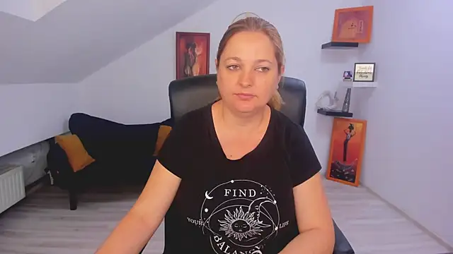 LollaGirl online show from May 2026 03:12:01 AM