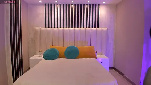 EveBensonX online show from April 2026 06:56:01 PM