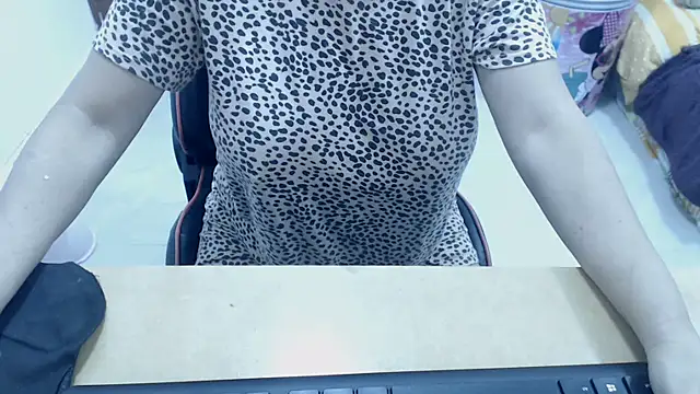 Valentina lara01 online show from November 2025 11:30:01 PM