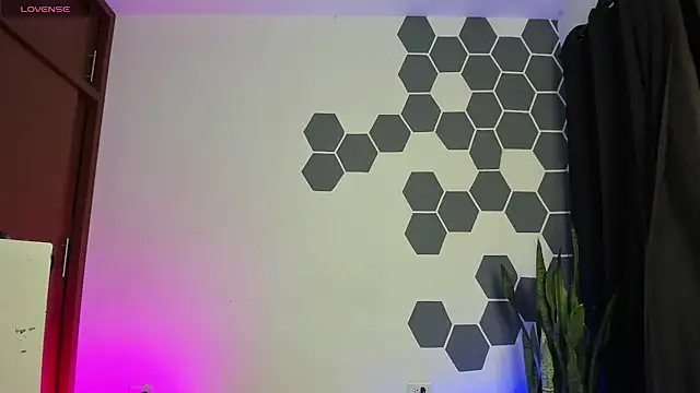 Snapshot of LauraBonnet7 chatting on December 2024 08:44:01 AM LauraBonnet7 online show from December 2024 08:44:01 AM