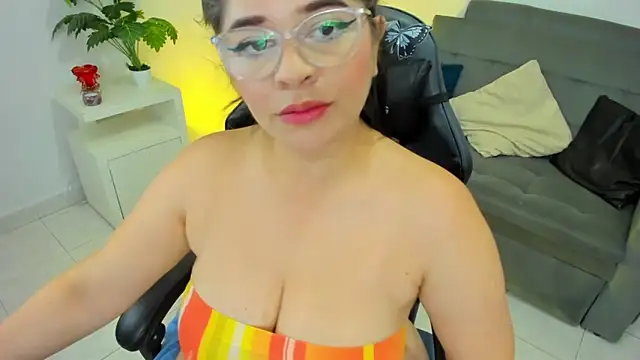 Snapshot of BellaFlaming chatting on February 2025 02:31:02 PM BellaFlaming online show from February 2025 02:31:02 PM