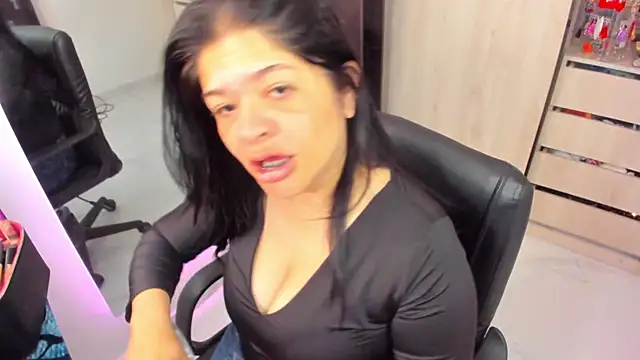 Snapshot of BellaFlaming chatting on July 2026 11:27:01 AM BellaFlaming online show from July 2026 11:27:01 AM
