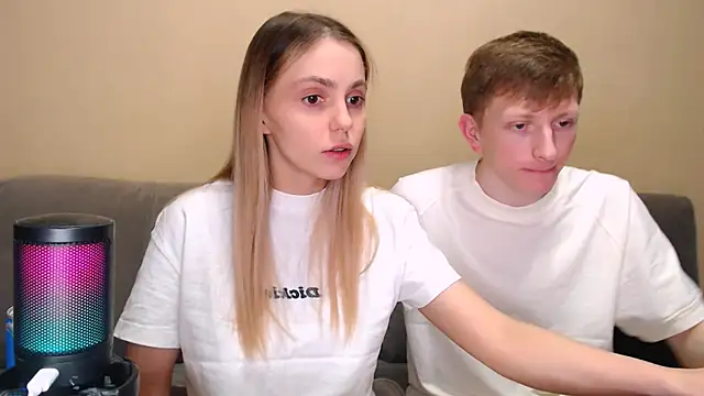 Snapshot of juliaanddima chatting on February 2026 10:17:02 PM juliaanddima online show from February 2026 10:17:02 PM