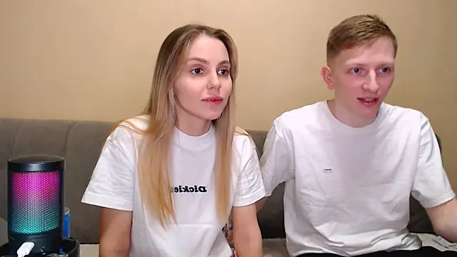 Snapshot of juliaanddima chatting on March 2026 11:00:01 PM juliaanddima online show from March 2026 11:00:01 PM