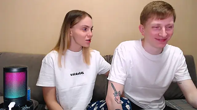 juliaanddima online show from April 2026 10:27:01 PM