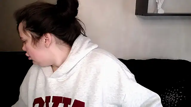 Emily Mo online show from October 2025 08:40:01 AM