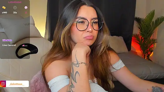 dakottaa  online show from April 2026 11:38:01 PM