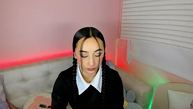 tinysara online show from May 2026 05:32:02 PM