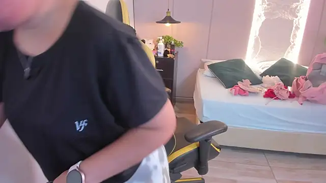 izaro22 online show from December 2024 08:10:02 PM