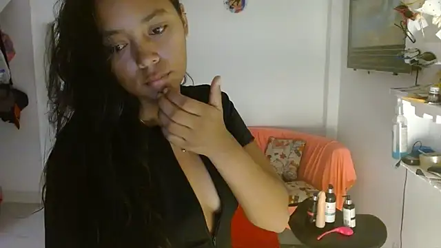 Snapshot of Chiara_petterson chatting on December 2025 04:36:01 PM Chiara petterson online show from December 2025 04:36:01 PM