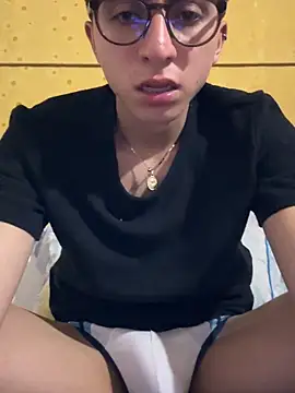 Snapshot of CamiRojas_boy chatting on September 2025 04:25:02 AM CamiRojas boy online show from September 2025 04:25:02 AM