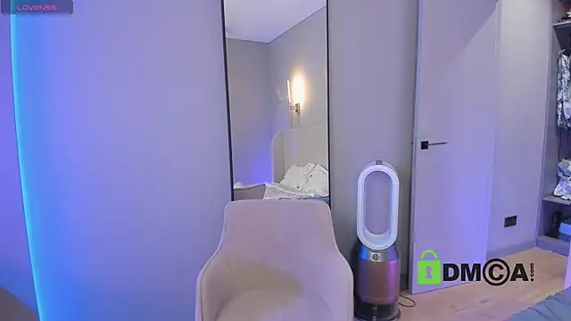 Wallflowerr online show from October 2025 06:25:02 PM