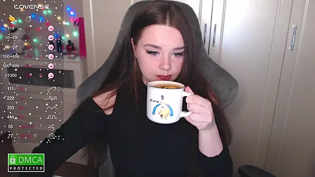 Snapshot of aliice_cutie chatting on March 2025 08:42:02 PM aliice cutie online show from March 2025 08:42:02 PM