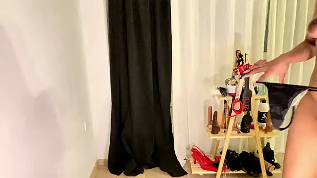 Snapshot of Nisha2708 chatting on December 2024 08:23:02 PM Nisha2708 online show from December 2024 08:23:02 PM