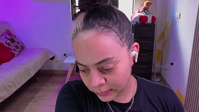 Cuttiealice online show from November 2025 04:40:02 PM