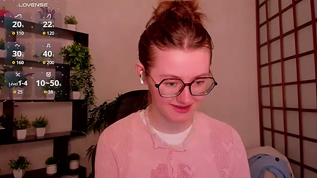 Snapshot of KateCuddle chatting on May 2026 02:07:01 AM KateCuddle online show from May 2026 02:07:01 AM