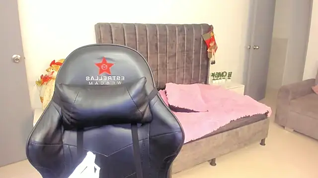 xiomara  cortes online show from December 2025 12:01:01 PM