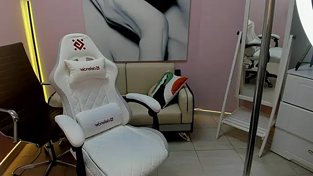 Persephoni online show from December 2025 03:53:01 PM