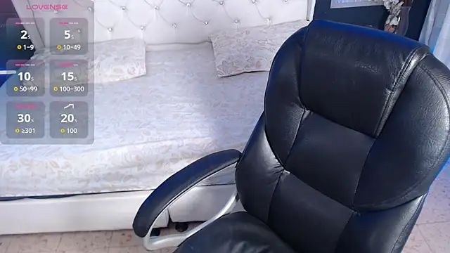 LiaVillalobos online show from September 2025 12:32:01 PM