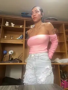 Snapshot of LauraAristizabal chatting on April 2026 12:29:02 PM LauraAristizabal online show from April 2026 12:29:02 PM