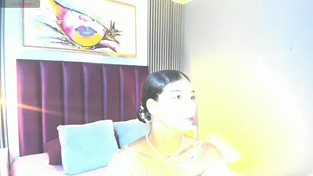 Snapshot of LauraAristizabal chatting on April 2026 12:43:01 PM LauraAristizabal online show from April 2026 12:43:01 PM