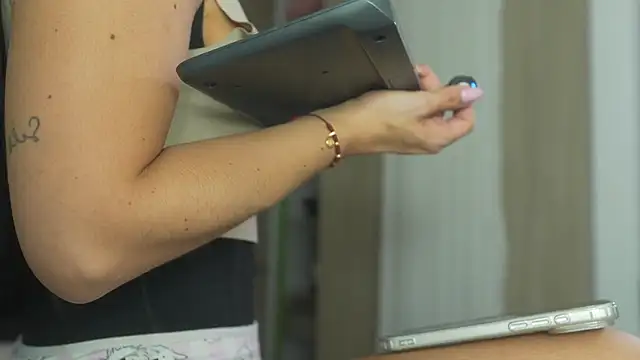 sarah hiill online show from April 2026 09:06:02 PM