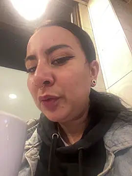 Abril Luv online show from September 2025 12:15:01 AM