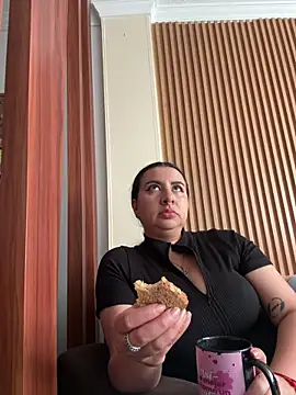 Abril Luv online show from April 2026 01:01:01 PM