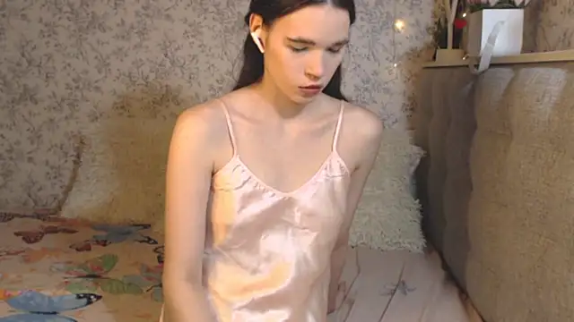 Snapshot of Nicole-Petite chatting on December 2024 04:40:01 AM Nicole-Petite online show from December 2024 04:40:01 AM