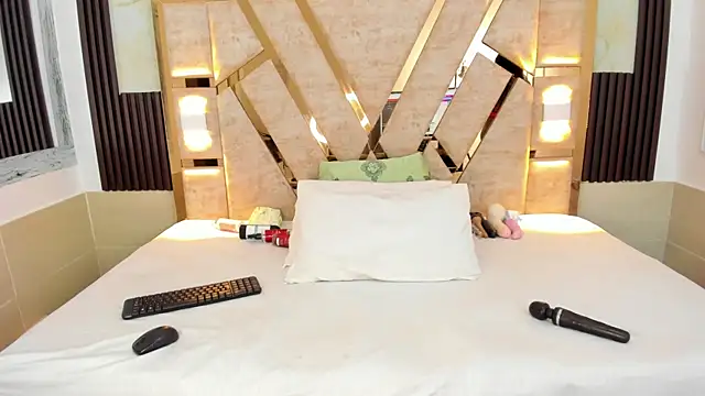 Athenea Mills online show from January 2025 06:43:01 PM