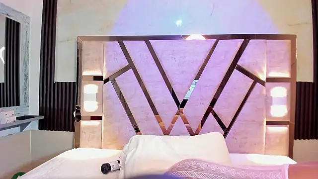 Athenea Mills online show from February 2026 06:46:01 PM