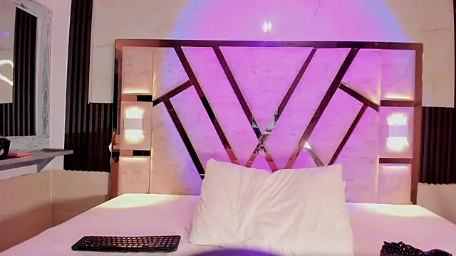 Athenea Mills online show from March 2026 06:47:02 PM