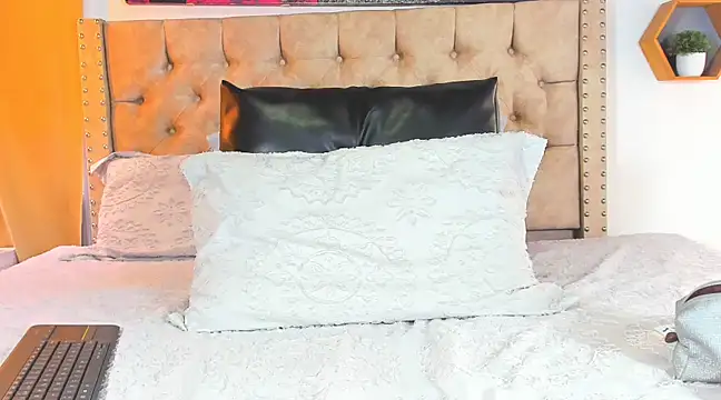 KeryHillson online show from March 2025 02:13:01 PM