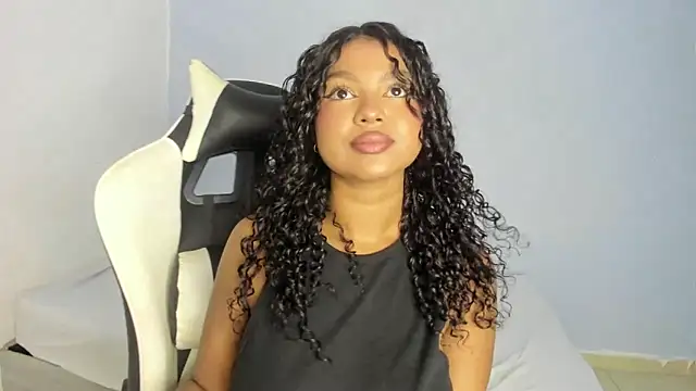 Snapshot of chloe_ebony_ chatting on January 2025 08:54:01 PM chloe ebony online show from January 2025 08:54:01 PM