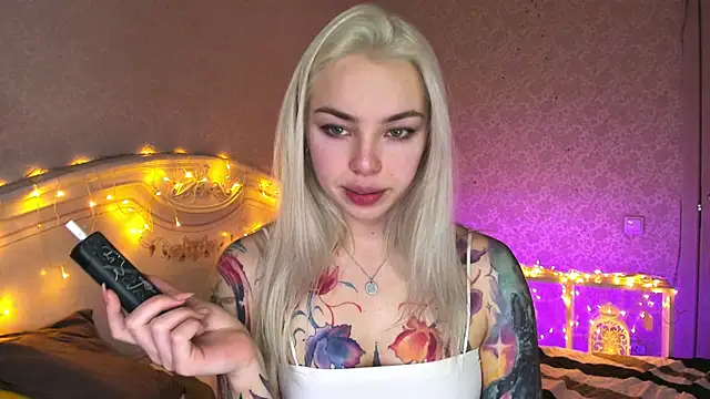 Snapshot of LillyMoure_ chatting on February 2026 01:10:02 AM LillyMoure online show from February 2026 01:10:02 AM