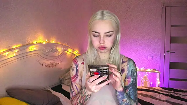 Snapshot of LillyMoure_ chatting on February 2026 11:09:02 PM LillyMoure online show from February 2026 11:09:02 PM