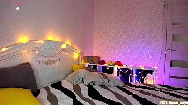 Snapshot of LillyMoure_ chatting on February 2026 10:39:01 PM LillyMoure online show from February 2026 10:39:01 PM