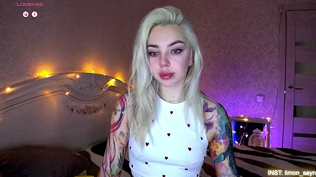 Snapshot of LillyMoure_ chatting on February 2026 11:01:01 PM LillyMoure online show from February 2026 11:01:01 PM