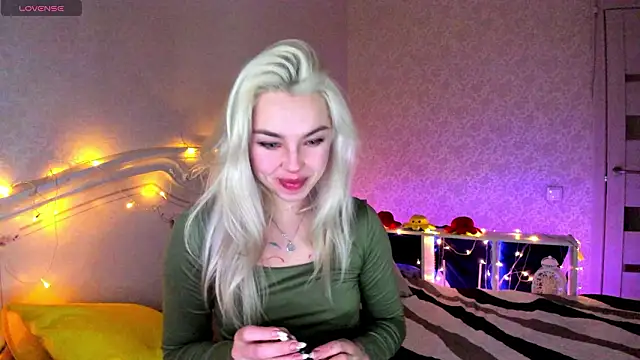 Snapshot of LillyMoure_ chatting on February 2026 11:03:01 PM LillyMoure online show from February 2026 11:03:01 PM