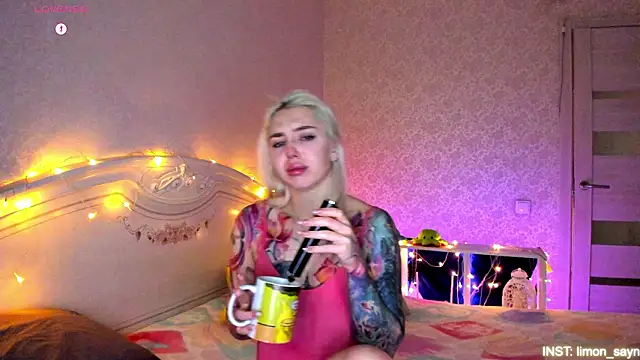 Snapshot of LillyMoure_ chatting on February 2026 11:04:02 PM LillyMoure online show from February 2026 11:04:02 PM