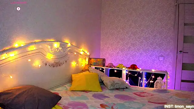 Snapshot of LillyMoure_ chatting on February 2026 11:16:02 PM LillyMoure online show from February 2026 11:16:02 PM