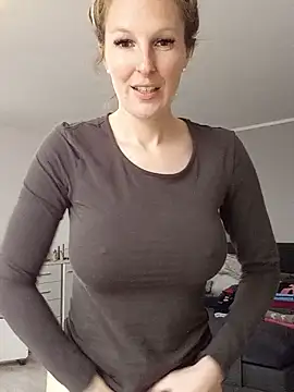 Snapshot of MaviePearl chatting on February 2025 11:30:01 AM MaviePearl online show from February 2025 11:30:01 AM