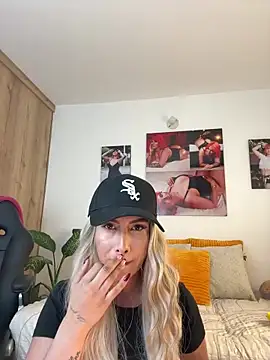 zafiro mo0n online show from February 2025 10:58:01 PM