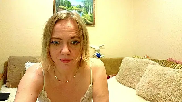 Snapshot of YourQueenX chatting on June 2026 04:35:02 AM YourQueenX online show from June 2026 04:35:02 AM