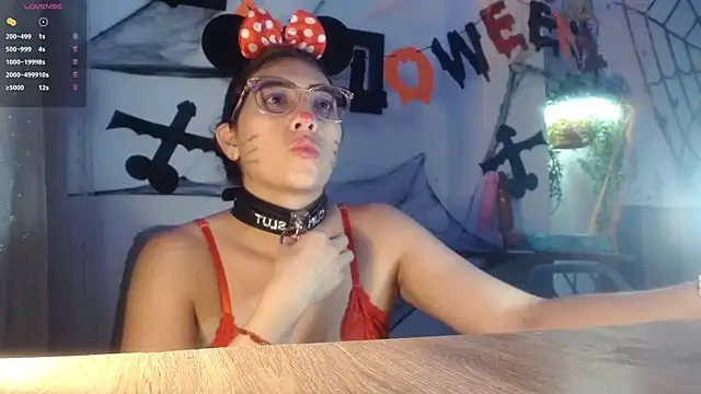 DaMikaela  online show from October 2025 07:00:01 PM