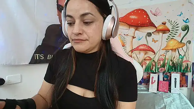 Snapshot of LovelyAzucena chatting on July 2026 02:19:01 PM LovelyAzucena online show from July 2026 02:19:01 PM