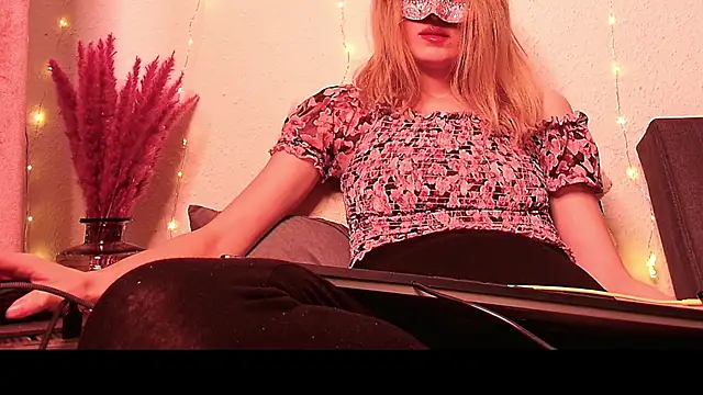 Snapshot of SecretAnni chatting on January 2025 02:25:01 PM SecretAnni online show from January 2025 02:25:01 PM