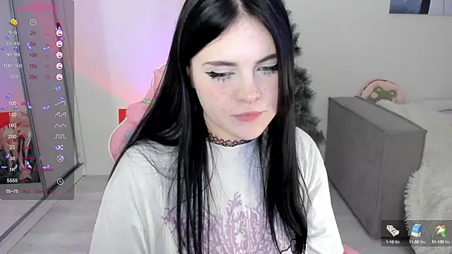 Snapshot of SelenaCute chatting on December 2024 08:17:02 AM SelenaCute online show from December 2024 08:17:02 AM