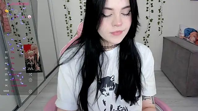 Snapshot of SelenaCute chatting on February 2025 04:37:02 AM SelenaCute online show from February 2025 04:37:02 AM