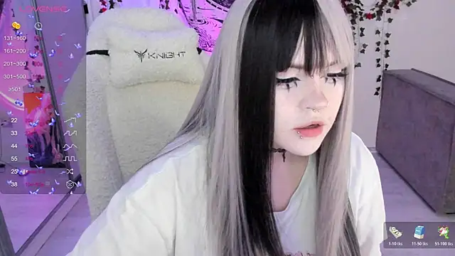 Snapshot of SelenaCute chatting on November 2025 12:06:02 PM SelenaCute online show from November 2025 12:06:02 PM